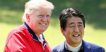 الرئيس الأمريكي دونالد ترامب ونظيره الياباني شينزو آبي-صورة أرشيفية