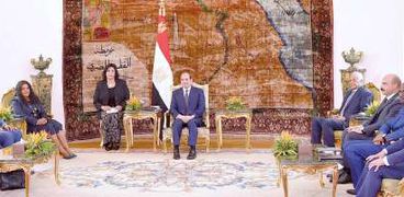 الرئيس السيسى مع رئيسة الجمعية الوطنية التجولية