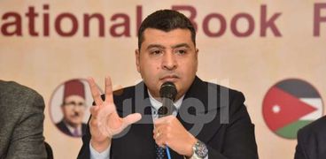 الكاتب الصحفي محمود بسيوني في ندوة كتابه «شفرة المرشد»