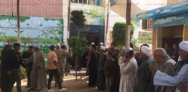 بالصور| طابور من الناخبين أمام لجان أبومناع بحري بقنا