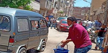 نجل مصاب بكورونا يطهر الشوارع بمحيط مستشفى حميات الزقازيق