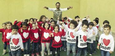 «شاهر» وسط مجموعة من الأطفال السوريين