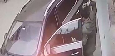 لحظة اعتداء السائق على المدرس