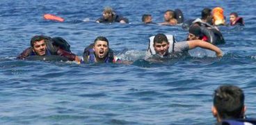 مهاجرون غير شرعيين بالبحر المتوسط بعد غرق مركبهم