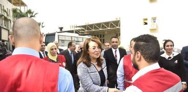 غادة والي أثناء زيارتها لجامعة مصر للعلوم والتكنولوجيا