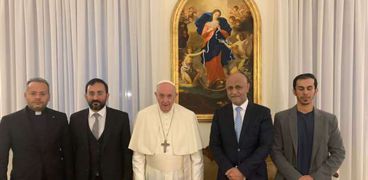 بابا الفاتيكان مع فريق مؤتمر إعلاميون ضد الكراهية