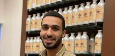 محمد خليفة يعمل في تركيب العطور
