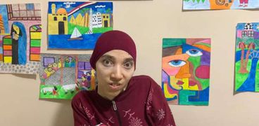 نورا رجب الفتاة المعجزة تتحدى إعاقتها بالرسم بفمها