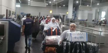 توافد المعتمرين على مطار القاهرة