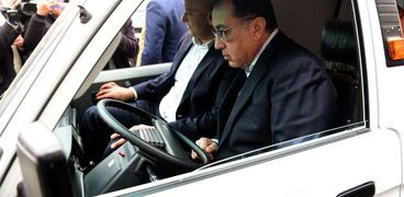 رئيس الوزراء يقود سيارة محولة للعمل بالكهرباء.. «صور»