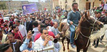 مسيرة  بـ"الخيول والمزمار البلدي" ببيلا لحشد المواطنين للمشاركة في الاستفتاء
