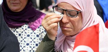 سيدة تبكي في وداع الرئيس التونسي الباجي قايد  السبسي
