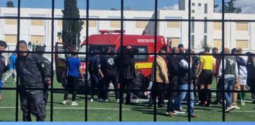 مشهد من إنقاذ لاعب بلع لسانه في تونس
