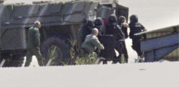 قوات الأمن القبرصية عقب إلقاء القبض على مختطف الطائرة