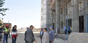 رئيس جامعة كفر الشيخ خلال تفقده مبنى العيادات الخارجية والتعليم الطبي