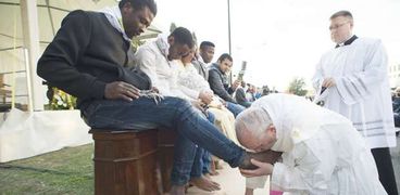 البابا فرانسيس يقبل قدم أحد السودانيين