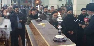 بالصور| الكنيسة تشيع جنازة شهيد العريش بمسقط رأسه في سوهاج