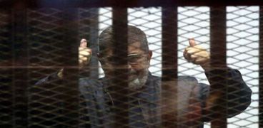 الرئيس المعزول محمد مرسى داخل قفص الاتهام - ارشيف