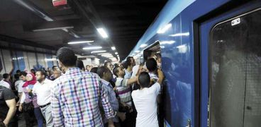 الزحام الشديد يخنق الركاب فى إحدى محطات مترو خط «حلوان - المرج»