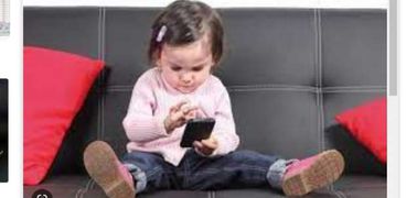 الهواتف تؤثر على عقلية الطفل