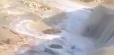 مياه السيول تعزل قرية ببني سويف.. ومسئول: "الوضع تحت السيطرة"