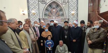 أقباط اسنا خلال زيارة المسجد