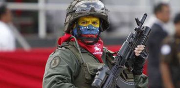 عنصر من الجيش الفنزويلي