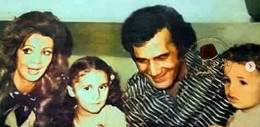 محمود ياسين برفقة شهيرة وأولاده