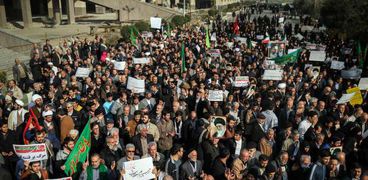 احتجاجات شعبية فى إيران رفضاً للأوضاع الاقتصادية فى البلاد أمس «أ.ف.ب»