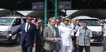 محافظ الاسكندرية يتفقد الموقف الجديد ويتابع بنفسه تطبيق تسعيرة الركوب الجديدة