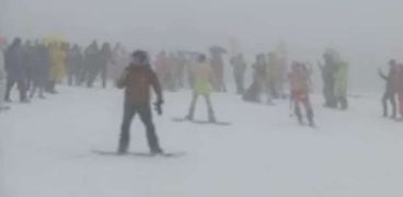 "التزلج بملابس السباحة"..متزلجون يتحدون برودة الطقس بروسيا