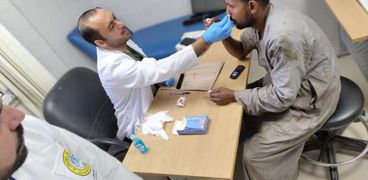  قافلة جامعة الأزهر تقوم بتوقيع الكشف الطبي على المواطنين