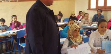 بالصور: إحالة مدرس بمدرسة الشيخ حسن للتحقيق لخروجه من الإمتحانات
