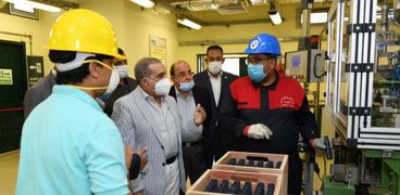 وزير الإنتاج الحربي يتفقد شركة أبو زعبل للصناعات المتخصصة