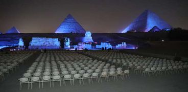 إضاءة أهرامات الجيزة وتمثال أبو الهول باللون الأزرق