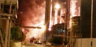 اخماد الحريق في مجمع بوعلي سينا للبتروكيماويات في ميناء ماهشهر (جنوب)