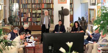 الفنان فاروق حسني وأعضاء جائزة الرسم بمؤسسة فاروق حسني