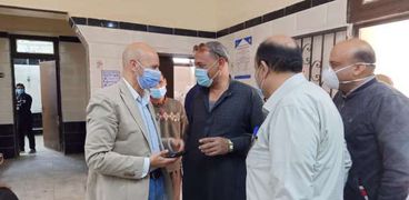 صحة الشرقية : ندب ٣ أطباء متغيبين خارج مستشفى كفر صقر
