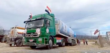شاحنة الوقود في طريقها إلى غزة عبر معبر رفح