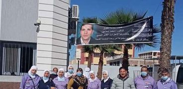 الأطباء مع لافتة طبيب الغلابة محمد اسماعيل