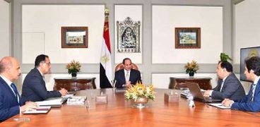 الرئيس خلال اجتماعه مع رئيس الوزراء ووزير المالية