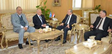 محافظ دمياط يستقبل رئيس اتحاد المعلمين العرب