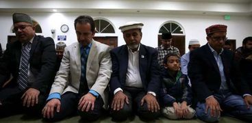 مسلمون يؤدون الصلاة في أحد مساجد كاليفورنيا