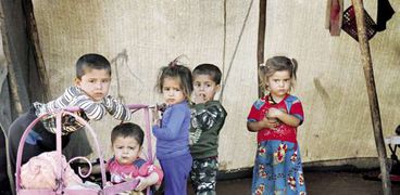 أطفال سوريون داخل أحد الملاجئ فى إدلب «أ. ف. ب»