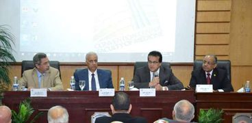 وزير التعليم العالي يناقش اللائحة التنفيذية لقانون المستشفيات الجامعية بطب الاسكندرية