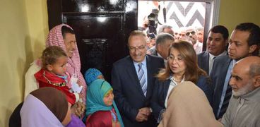وزيرة التضامن ومحافظ بنى سويف خلال جولتهما فى المحافظة أمس