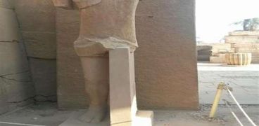 تمثال آمون قبل ترميمة