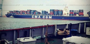 ميناء دمياط يستقبل سفينة حاويات عملاقة رغم الطقس السيئ