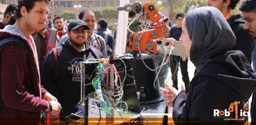 طلاب «Robotics» يعرضون مشاريع إبداعية بهندسة حلوان.. منها غواصة آلية