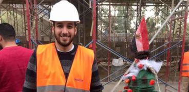 مهندس المدني مصطفى أبو النور مع شجرة الكريسماس